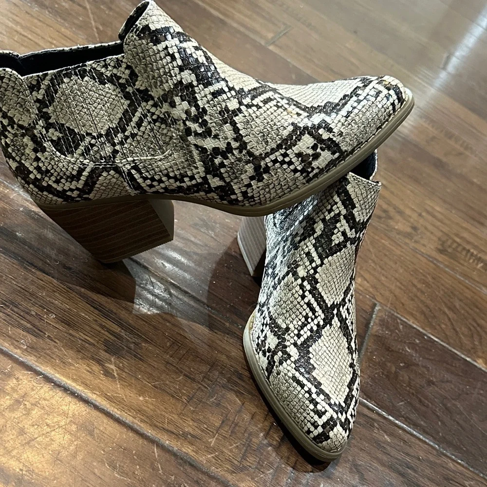 a.n.a Black and Cream‎ Patterned Ankle Booties